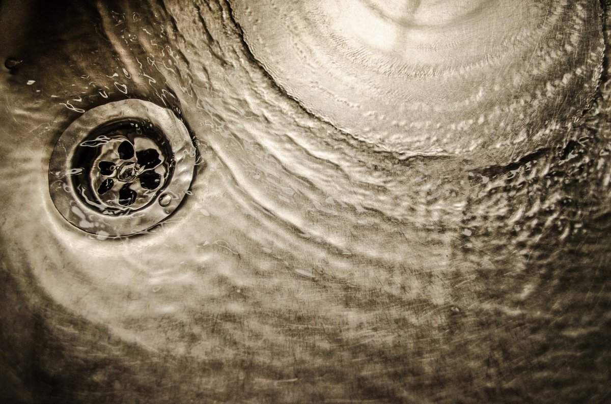 Comment Réparer Facilement les Fuites d’Eau dans Votre Salle de Bain